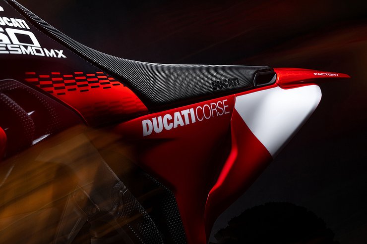 Desmo450 MX Factory Slide 0