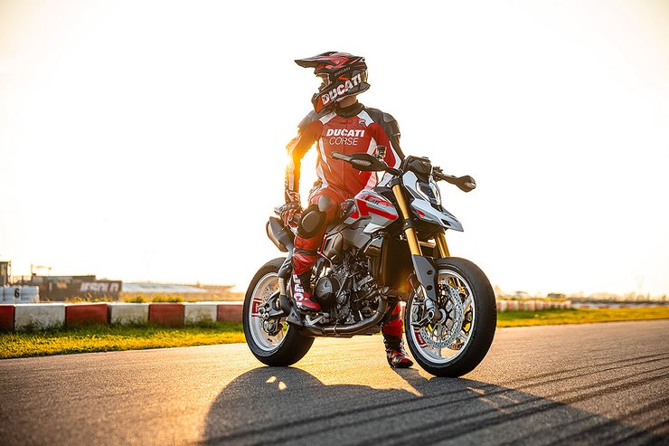 Hypermotard V2 SP Slide 3