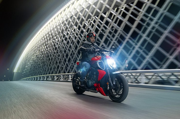 Diavel V4 Slide 1