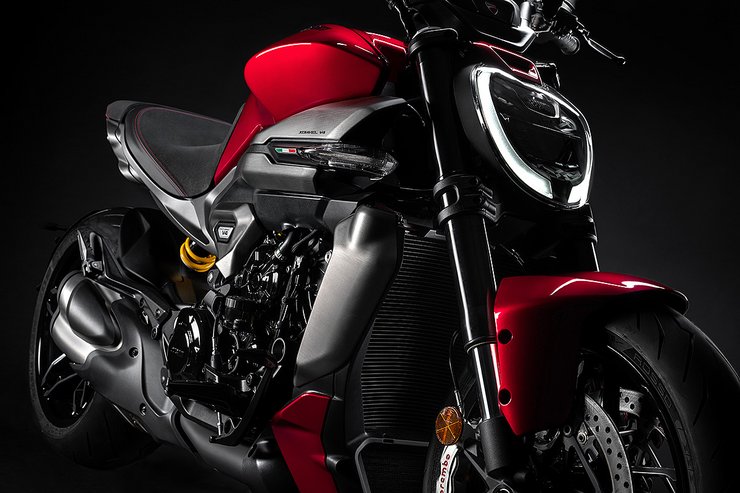 XDiavel V4 Slide 6