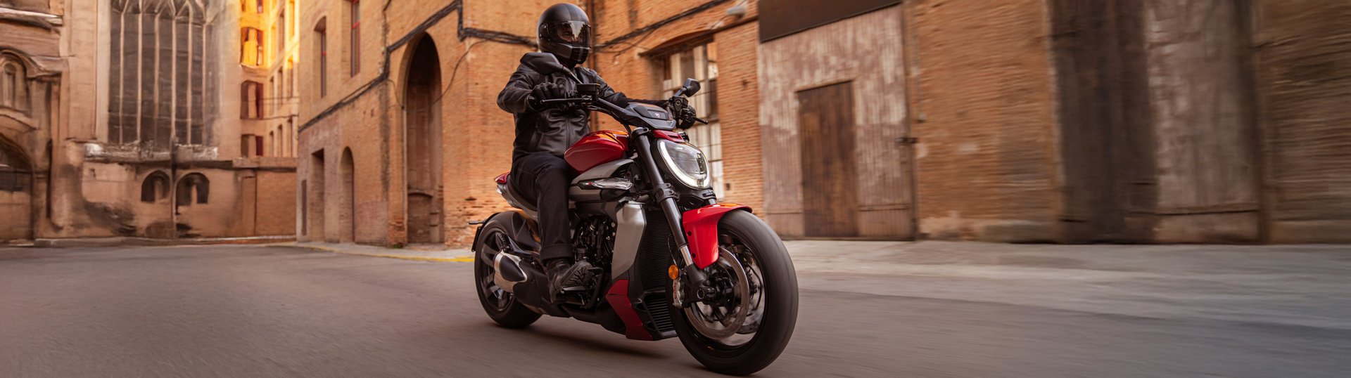 XDiavel V4 Slide 2