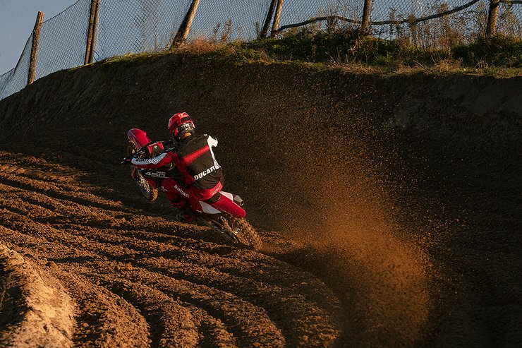 Desmo450 MX Factory Slide 7