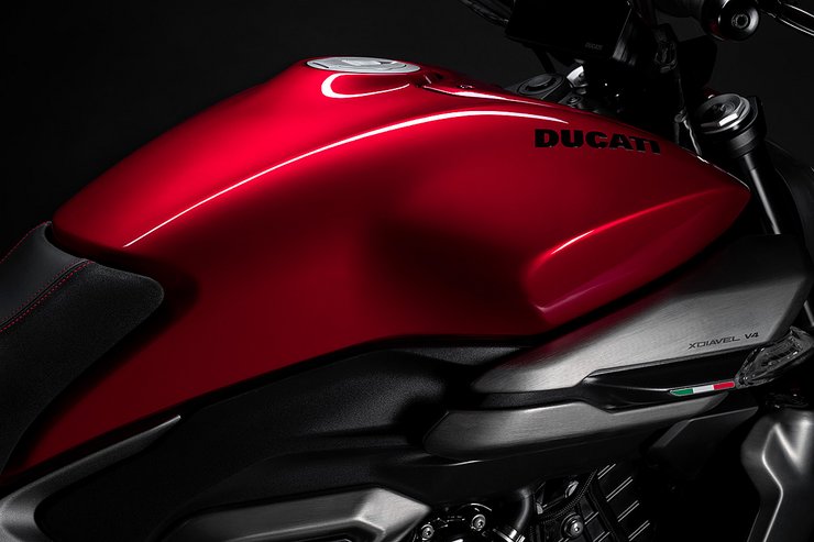 XDiavel V4 Slide 1