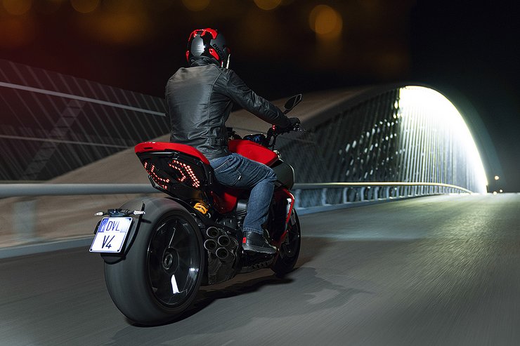 Diavel V4 Slide 6