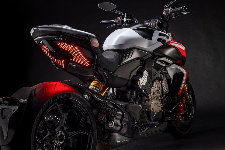 Diavel V4 RS Slide 1