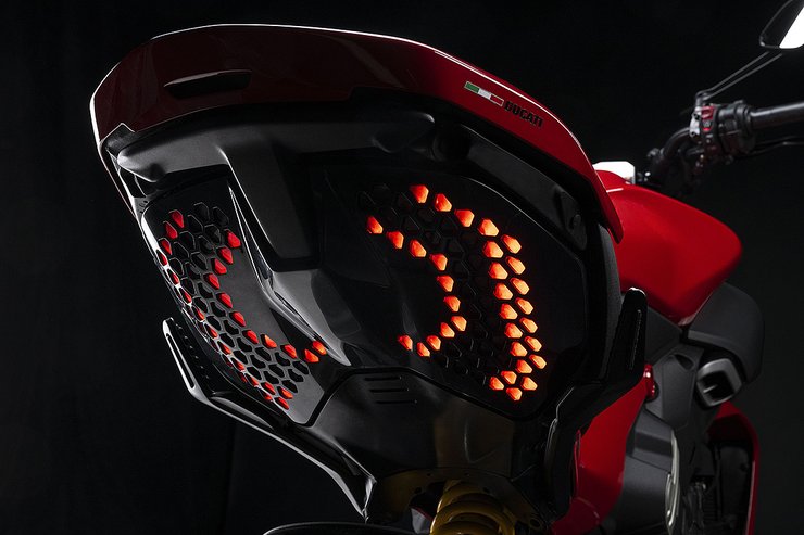 Diavel V4 Slide 3