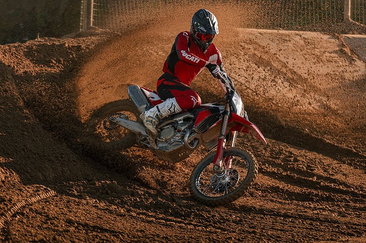Desmo450 MX Factory Slide 4