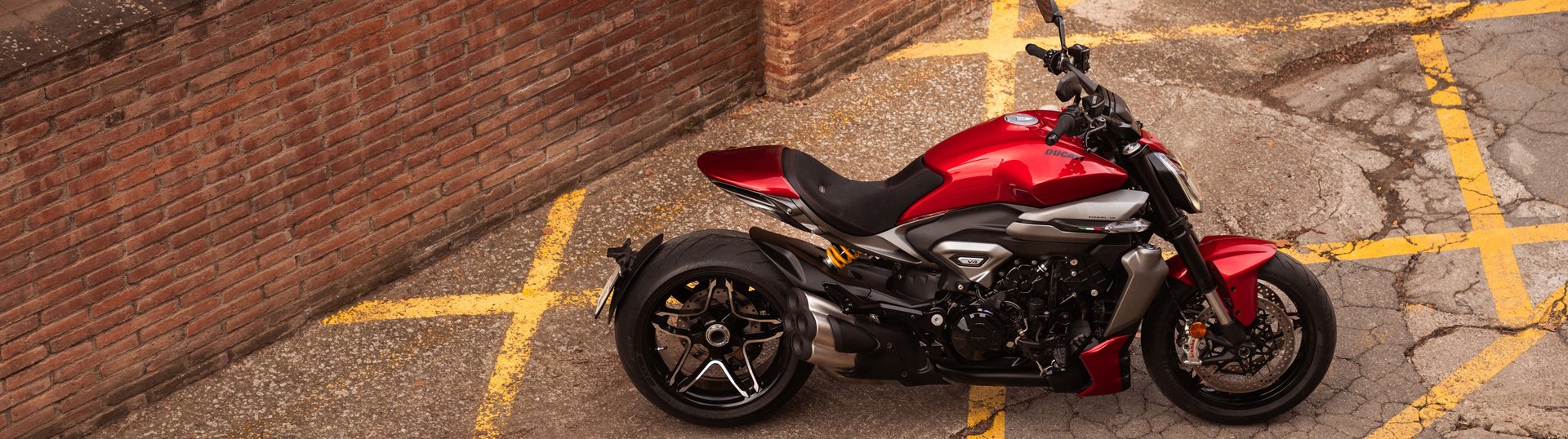 XDiavel V4 Slide 0
