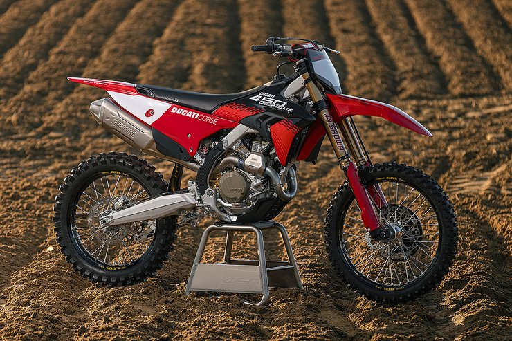 Desmo450 MX Factory Slide 1