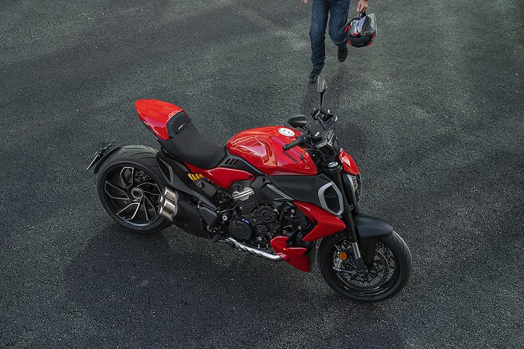 Diavel V4 Slide 0