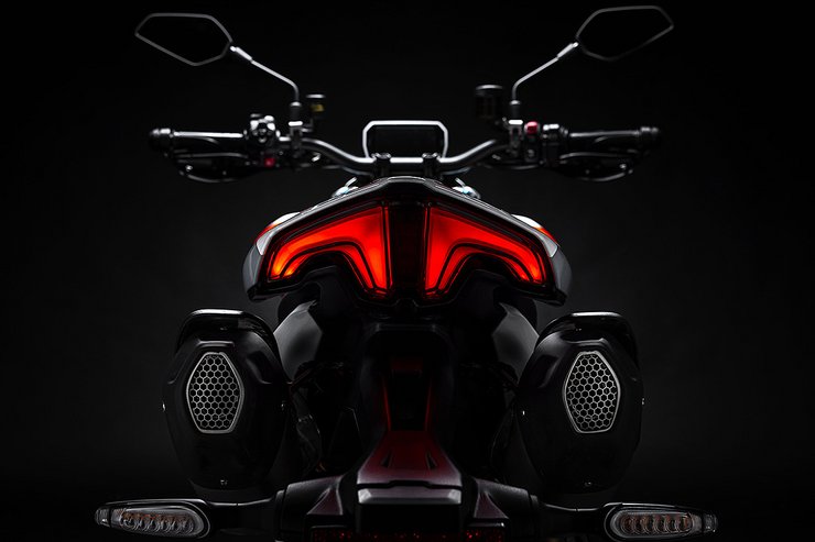 Hypermotard V2 SP Slide 4