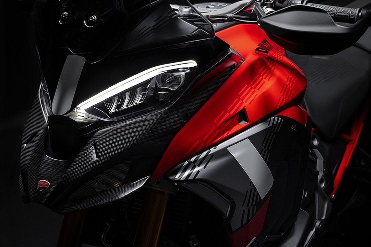 Multistrada V4 Pikes Peak FL Slide 2